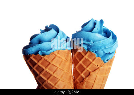 Vanille Joghurt- oder weichen Eis in der Waffel Kegel. Unterschiedliche geschmack Eis mit Kiwi und Pistazien, Mango und Zitrone, Heidelbeere und Blackberry Stockfoto