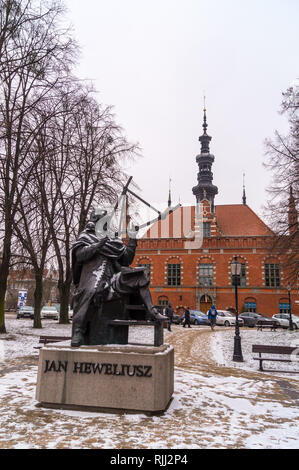 Statue von Jan Heweliusz (Johannes Hevelius), Astronom, von Jan Szczypka, 2006, Ulica Korzenna, Altes Rathaus, Danzig, Polen Stockfoto