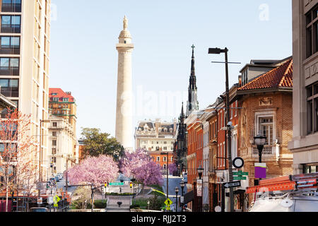 Stadtbild von Baltimore mit Evangelisch-methodistische Kirche Kirchturm und Washington Monument in Frühling, Maryland, USA Stockfoto