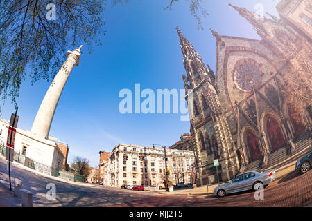 Malerischer Blick auf Mount Vernon mit United Methodist Church und Washington Monument im Frühjahr, Baltimore, USA Stockfoto