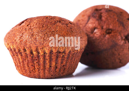 Eine chocolate Muffin mit dunklen Test auf einem weißen Hintergrund. Stockfoto