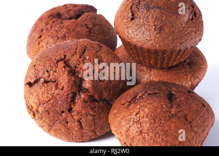 Eine chocolate Muffin mit dunklen Test auf einem weißen Hintergrund. Stockfoto