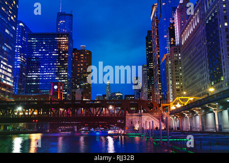 Chicago River embankment mit Brücken und Marina City Tower bei Nacht, USA Stockfoto