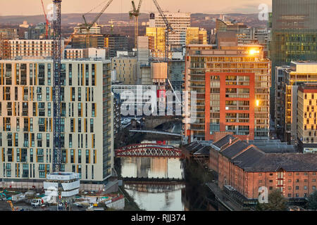 Manchester City Centre Skyline Blick über die Dächer von Salford aus Wilburn, den Fluss Irwell auf der Salford Boarder Stockfoto