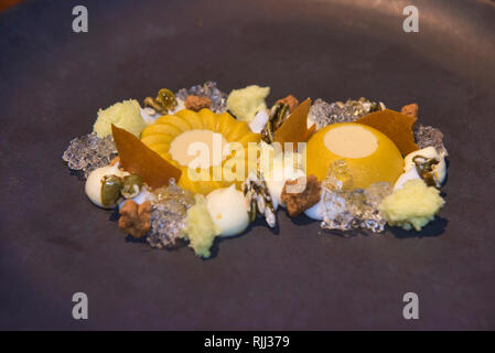 Gedünsteten Kürbis und Kokosmilch Dessert im Sawaan Restaurant in Bangkok, Thailand Stockfoto