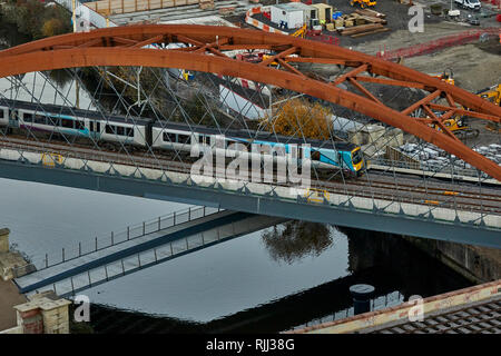 TPE, Trans Pennie Express Service auf ordsall Akkord Brücke über den Fluss Irwell Überfahrt von Salford in Manchester Stockfoto