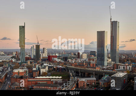 Manchester City Centre Skyline Blick über die Dächer von Salford Beetham Tower und Deansgate Square skyscraper Cluster Entwicklung heute und Stockfoto