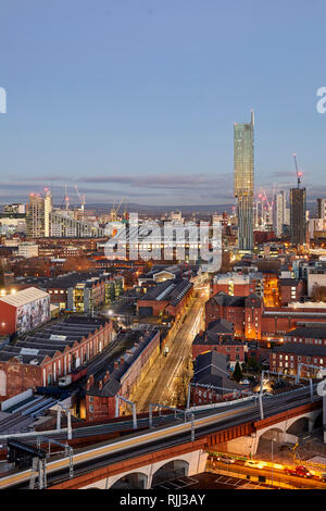 Manchester City Centre Skyline Blick über die Dächer von Salford Beetham Tower, Liverpool Road, und MOSI Museum von Wissenschaft und Industrie Website Stockfoto