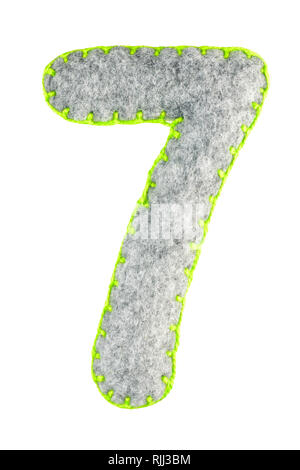 Nummer 7. Hand Made Nummer Sieben aus grauem Filz auf weißem Hintergrund. Satz von Zahlen aus grauem Filz Spielzeug. Ladbare Schrift mit abgerundeten Kanten für die Verwendung Stockfoto