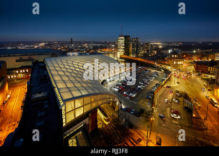 Manchester City Centre Skyline Blick über die Dächer von Hotel Indigo, Victoria von Manchester Metrolink Bahnhof und Dach Stockfoto