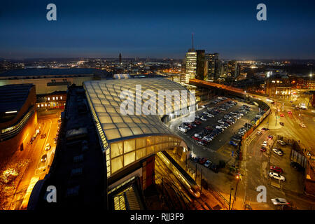 Manchester City Centre Skyline Blick über die Dächer von Hotel Indigo, Victoria von Manchester Metrolink Bahnhof und Dach Stockfoto