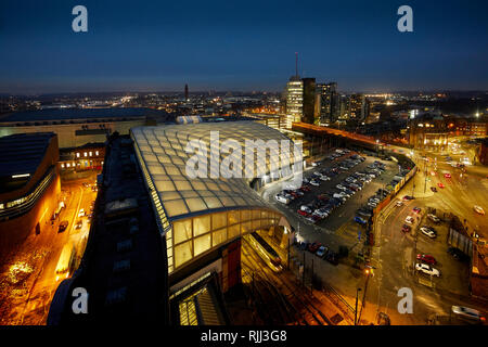 Manchester City Centre Skyline Blick über die Dächer von Hotel Indigo, Victoria von Manchester Metrolink Bahnhof und Dach Stockfoto