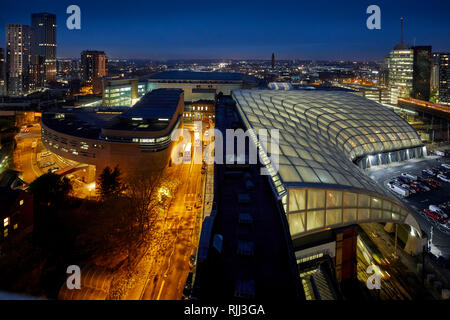 Manchester City Centre Skyline Blick über die Dächer von Hotel Indigo, die die Chetham Schule für Musik- und Manchester Victoria Stockfoto