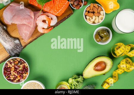Mediterrane Ernährung - Fleisch, Fisch, Obst und Gemüse Stockfoto