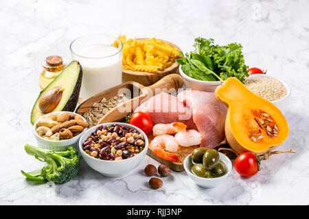 Mediterrane Ernährung - Fleisch, Fisch, Obst und Gemüse Stockfoto