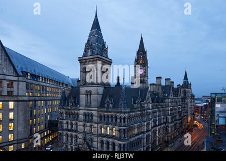 Blick vom Jäger Ausbildung der denkmalgeschützten Rathaus von Manchester einen viktorianischen Neo-gotischen Rathaus lange der Princess Street. Stockfoto