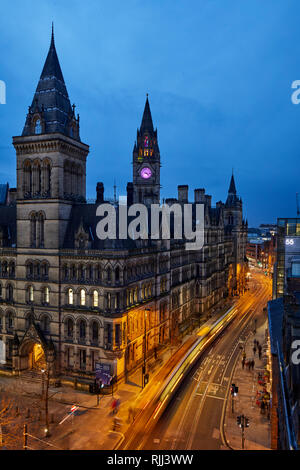 Blick vom Jäger Ausbildung der denkmalgeschützten Rathaus von Manchester einen viktorianischen Neo-gotischen Rathaus lange der Princess Street. Stockfoto