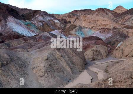 Ungewöhnlich bunten Berge von Palette Bildung des Künstlers im Death Valley National Park. Stockfoto