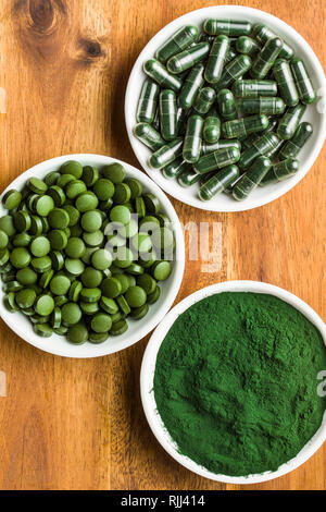 Grüne Chlorella Tabletten oder grüne Gerste Pillen und Pulver. Stockfoto