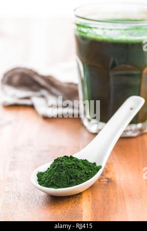 Grüne chlorella Pulver in Keramik Löffel. Stockfoto