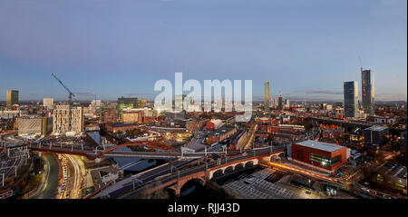 Manchester City Centre Skyline Blick über die Dächer von Salford aus Wilburn Becken nach der Tortur Netzkabel Stockfoto