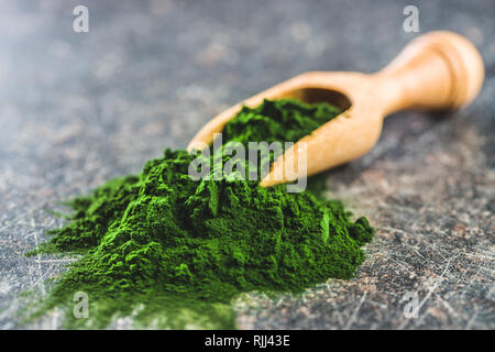 Grüne chlorella Pulver in Holz- Schaufel. Stockfoto