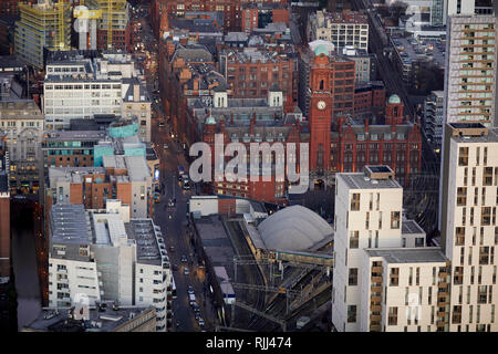 Ansicht von Süden Turm von Deansgate Platz nach unten an der Manchester City Center Skyline am Prinzip Hotel und Oxford Street suchen Stockfoto