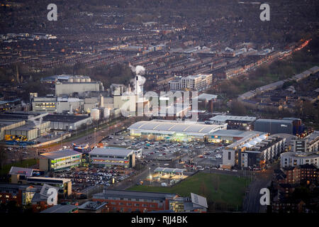 Ansicht von Süden Turm von Deansgate Platz nach unten an der Manchester Stadtteil Hulme und Moss Side einschließlich Asda und der Brauerei Stockfoto