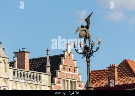 Bügeleisen Statue auf St Michael's Bridge und nahe gelegenen mittelalterlichen Gebäude, Gent, Belgien Stockfoto