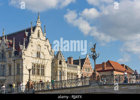 Bügeleisen Statue auf St Michael's Bridge und nahe gelegenen mittelalterlichen Gebäude, Gent, Belgien Stockfoto