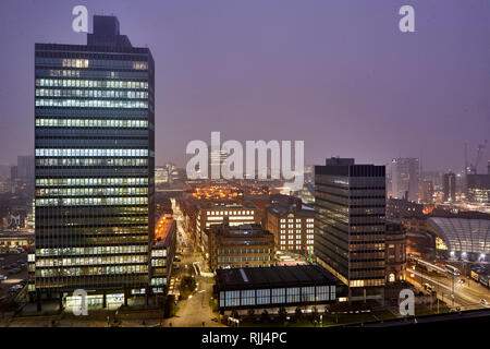 Blick von einem Engel Quadrat im DENKMALGESCHÜTZTEN CIS Tower und der NOMA, wenn Manchester City Centre skyline Stockfoto