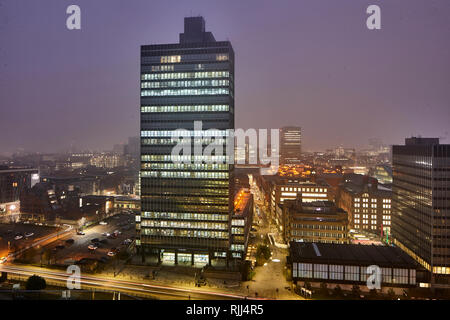 Blick von einem Engel Quadrat im DENKMALGESCHÜTZTEN CIS Tower und der NOMA, wenn Manchester City Centre skyline Stockfoto