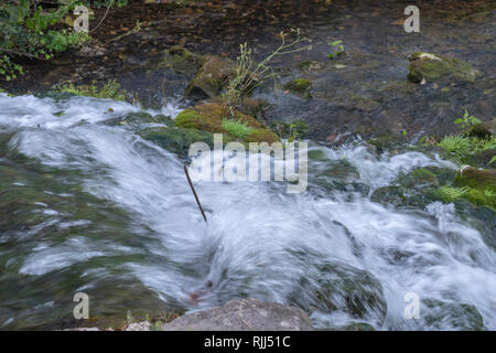Von oben nach unten Blick auf einen kleinen Wasserfall. Der Fotograf verlangsamt die Bewegung eine milchige fließende Wirkung zu erfassen. Stockfoto