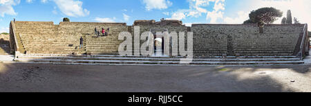 Ostia Antica Rom, Italien - Februar 03, 2019: Panoramablick auf das Theater cavea in Ostia Antica in der gleichnamigen archäologischen excavatio entfernt Stockfoto