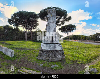 Römische Statue Minerva - Vittoria Alata - in der Ausgrabungsstätte von Ostia Antica - Rom - Italien Stockfoto