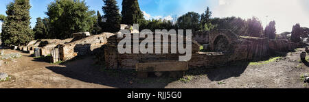 Archäologische Ausgrabungen von Ostia Antica Panorama in Richtung der Nekropole mit einer alten römischen Sarkophag in der Mitte Stockfoto