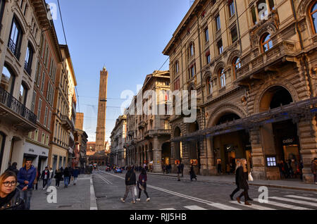 Bologna, Emilia Romagna, Italien. Dezember 2018. Der Asinelli Turm zeichnet sich auf der Via Rizzoli, das historische Zentrum. Hohe 97,2 Meter ist der wichtigste Landmar Stockfoto