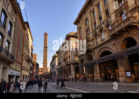 Bologna, Emilia Romagna, Italien. Dezember 2018. Der Asinelli Turm zeichnet sich auf der Via Rizzoli, das historische Zentrum. Hohe 97,2 Meter ist der wichtigste Landmar Stockfoto