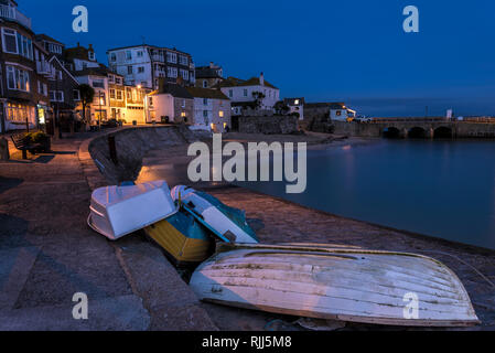 Mit Blick auf die Bögen über den Hafen Strand bei Nacht mit Stocherkähne im Vordergrund St. Ives, Cornwall UK Europa Stockfoto