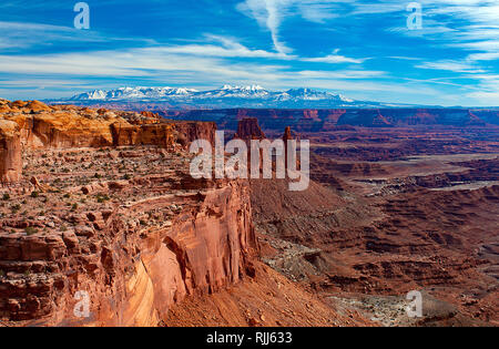 Januar 2019: Der rote Sandstein Canyons der Insel im Himmel führen zum schneebedeckten Gipfel des La Sal Mountain Range, Canyonlands National Stockfoto