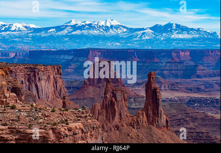 Januar 2019: Der rote Sandstein Canyons der Insel im Himmel führen zum schneebedeckten Gipfel des La Sal Mountain Range, Canyonlands NP. Stockfoto