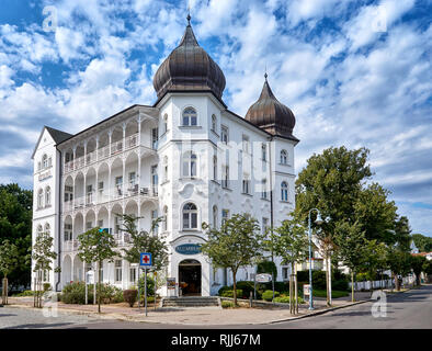 Historisches Haus und Spa in Binz. Sommer Stadt an der Ostseeküste. Rügen ist ein beliebtes Touristenziel. Deutschland Stockfoto