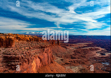 Januar 2019: Der rote Sandstein Canyons der Insel im Himmel führen zum schneebedeckten Gipfel des La Sal Mountain Range, Canyonlands NP. Stockfoto