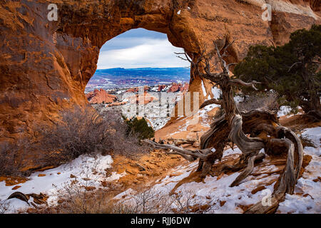 Januar 2019: Ein Winter wie im Arches National Park, Moab, Utah durch die Partition Arch entlang Devil's Garden Trail gesehen. Stockfoto