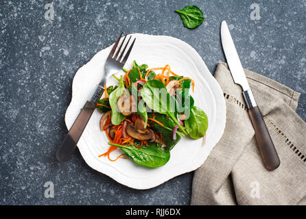 Spinatsalat mit Champignons und sherried Karotten, Ansicht von oben Stockfoto