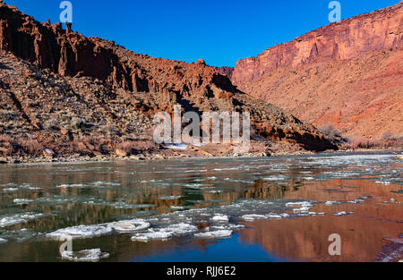 Januar 2019: Der Colorado River schlängelt sich entlang der Utah Highway 128 und bietet eine reizvolle Fahrt in den roten Sandstein Canyons in der Nähe von Moab, Utah. Stockfoto