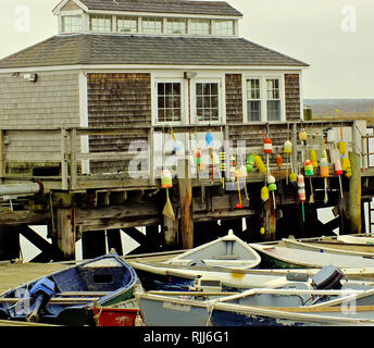 Angeln Shack mit bunten Bojen auf dem Dock und Boote im Vordergrund. Stockfoto