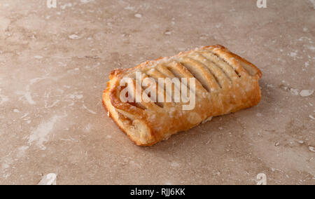 Seitliche Sicht auf ein Gebäck mit Apple Füllung auf dem Marmor Zähler nach oben. Stockfoto