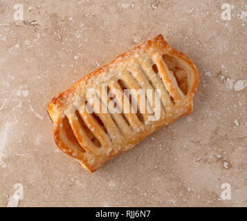 Überblick über ein Gebäck mit Apple Füllung auf dem Marmor Zähler nach oben. Stockfoto