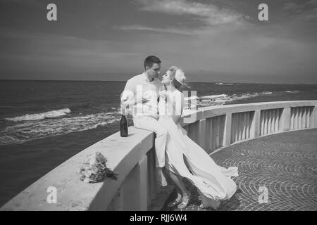 Hochzeit paar auf der Terrasse Stockfoto